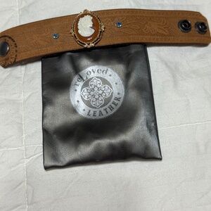 Reloved Leather cameo bracelet